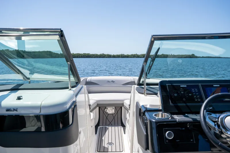Slide: The Image of Sea Ray SLX 260 Outboard 2023 - 50