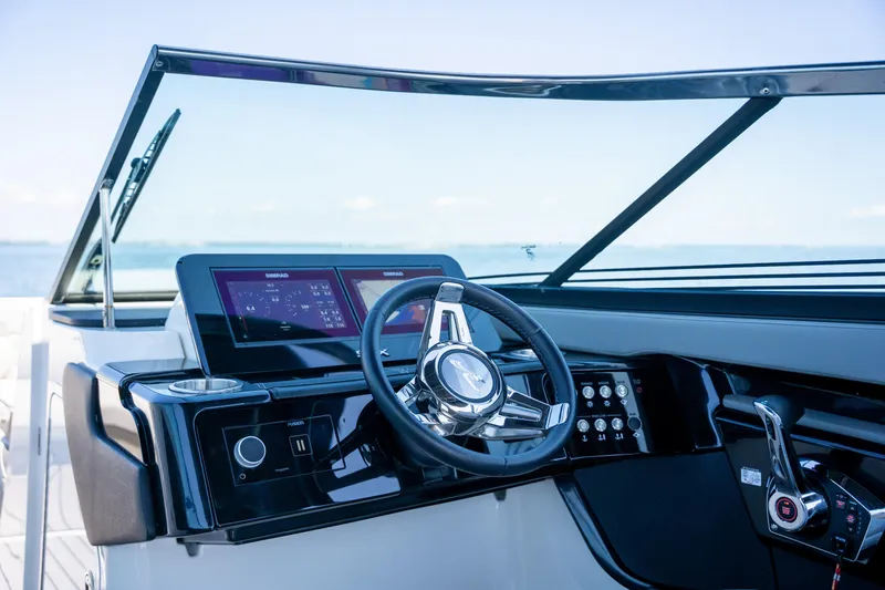 Slide: The Image of Sea Ray SLX 260 Outboard 2023 - 57