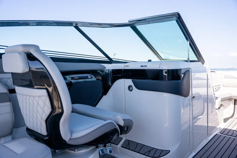 Slide: The Image of Sea Ray SLX 260 Outboard 2023 - 68