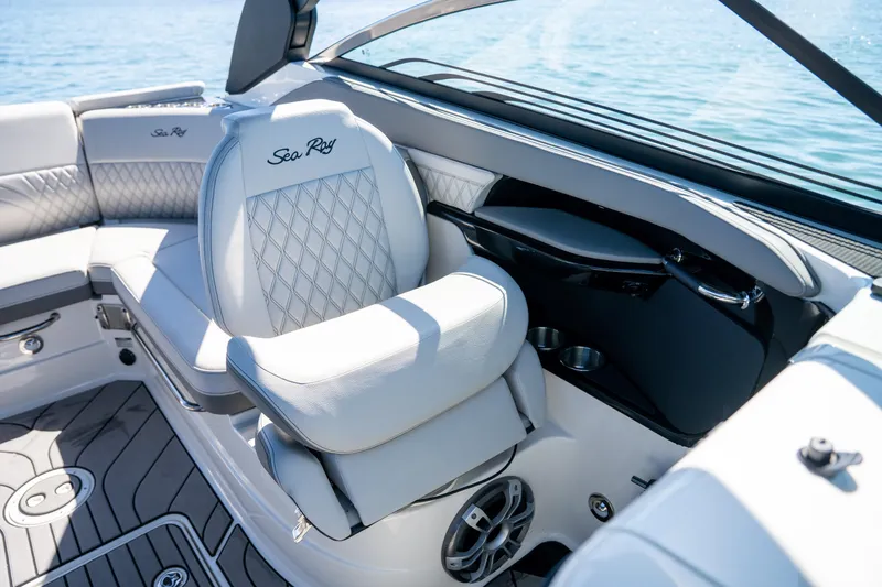 Slide: The Image of Sea Ray SLX 260 Outboard 2023 - 71