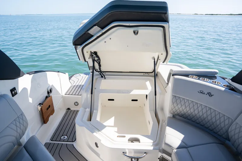 Slide: The Image of Sea Ray SLX 260 Outboard 2023 - 79
