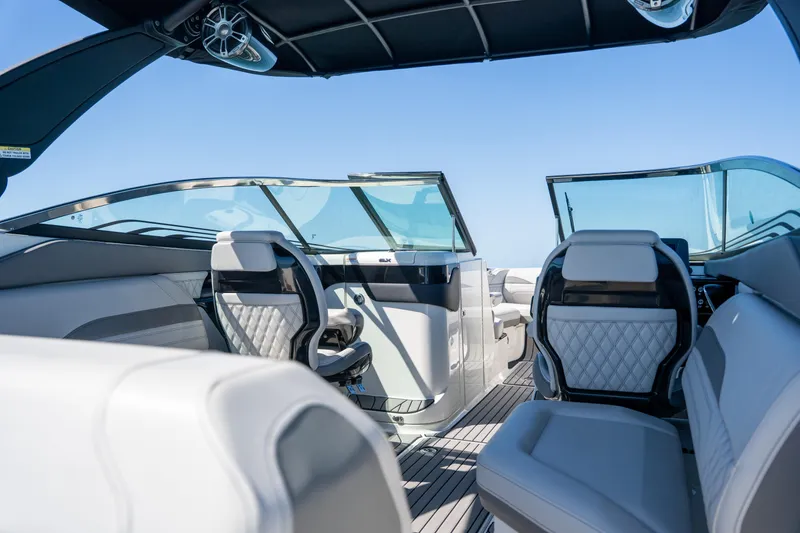 Slide: The Image of Sea Ray SLX 260 Outboard 2023 - 82