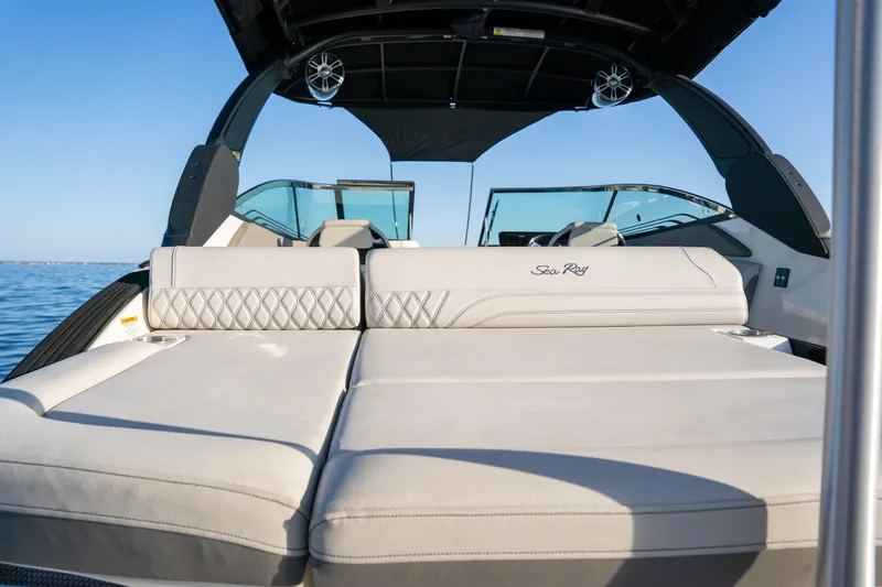 Slide: The Image of Sea Ray SLX 260 Outboard 2023 - 91