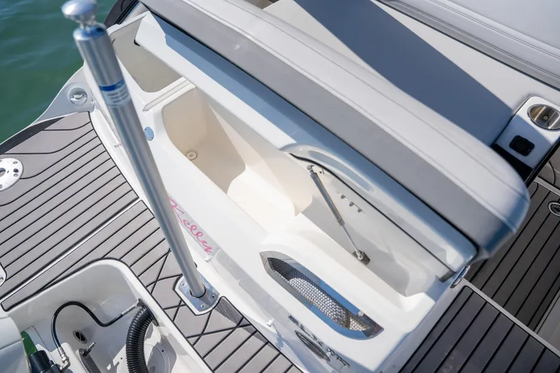 Slide: The Image of Sea Ray SLX 260 Outboard 2023 - 92