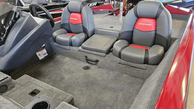 Slide: The Image of Tracker Pro Team 175 2025 - 12