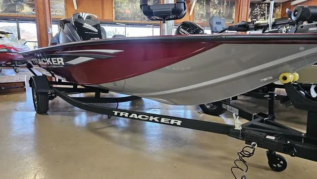 Slide: The Image of Tracker Pro Team 175 2025 - 15