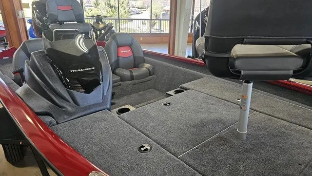 Slide: The Image of Tracker Pro Team 175 2025 - 16