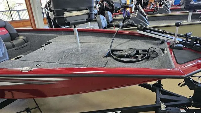 Slide: The Image of Tracker Pro Team 175 2025 - 23