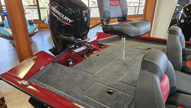 Slide: The Image of Tracker Pro Team 175 2025 - 3