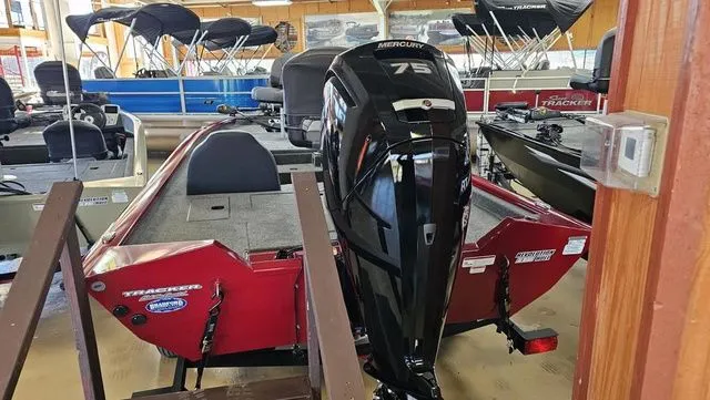 Slide: The Image of Tracker Pro Team 175 2025 - 5