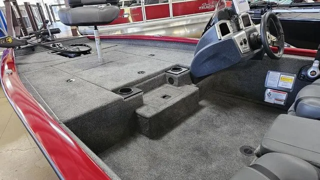 Slide: The Image of Tracker Pro Team 175 2025 - 7