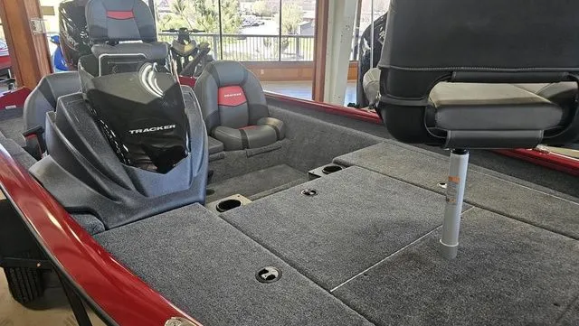 Slide: The Image of Tracker Pro Team 175 2025 - 9