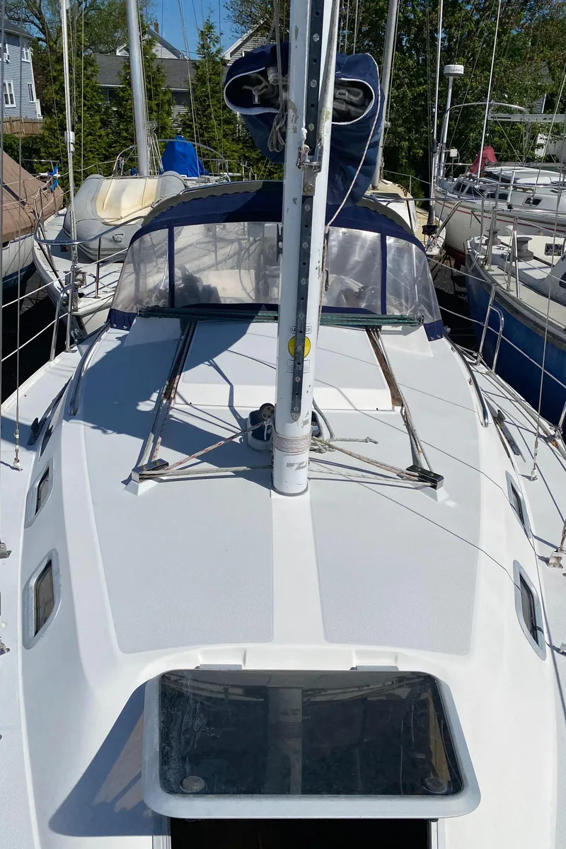 Slide: The Image of 1992 Catalina 30 MkII sailboat deck view with mast and rigging. - 6