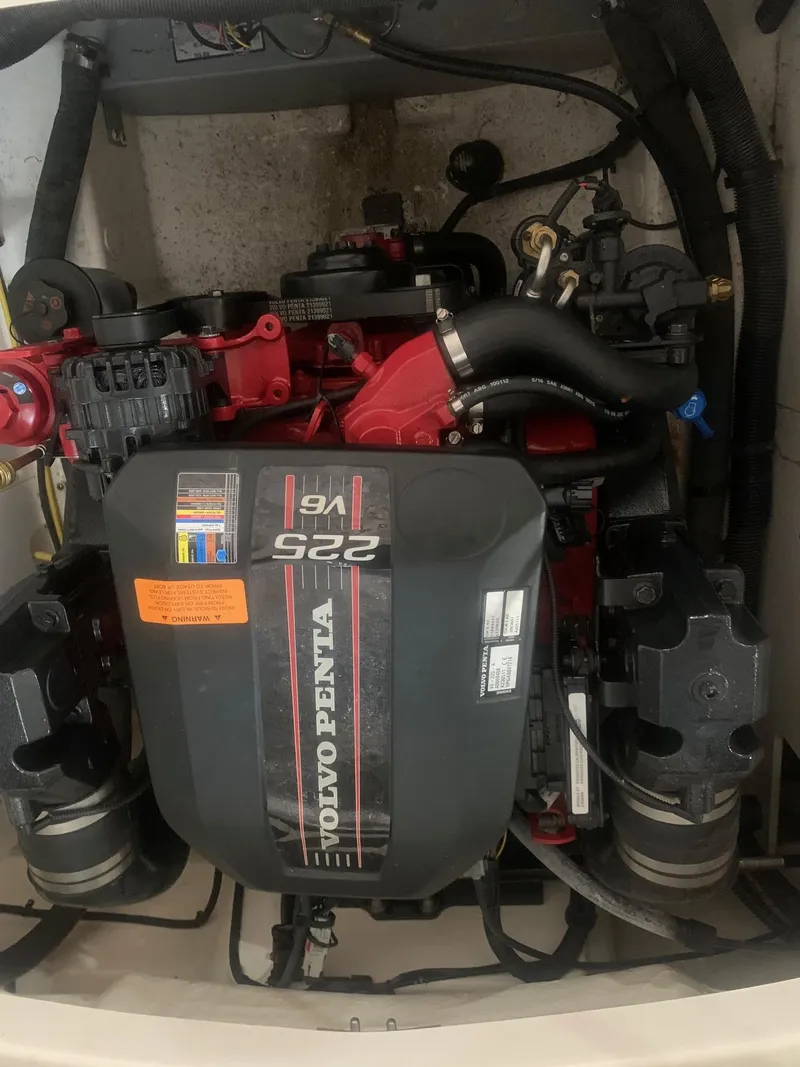 Slide: The Image of Volvo Penta engine in 2013 Chaparral 206 SSi boat, detailed view. - 21