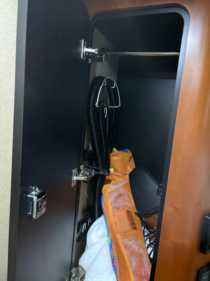 Slide: The Image of Cruisers 4270 Express 2003 - 46