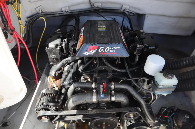 Slide: The Image of Engine of 2000 Chaparral Sunesta 232 boat, 5.0 Litre EFI, detailed view. - 23