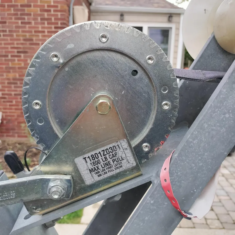 Slide: The Image of Winch mechanism on a Chris-Craft 26 Constellation, 2001 model, with 1800 lb capacity. - 30