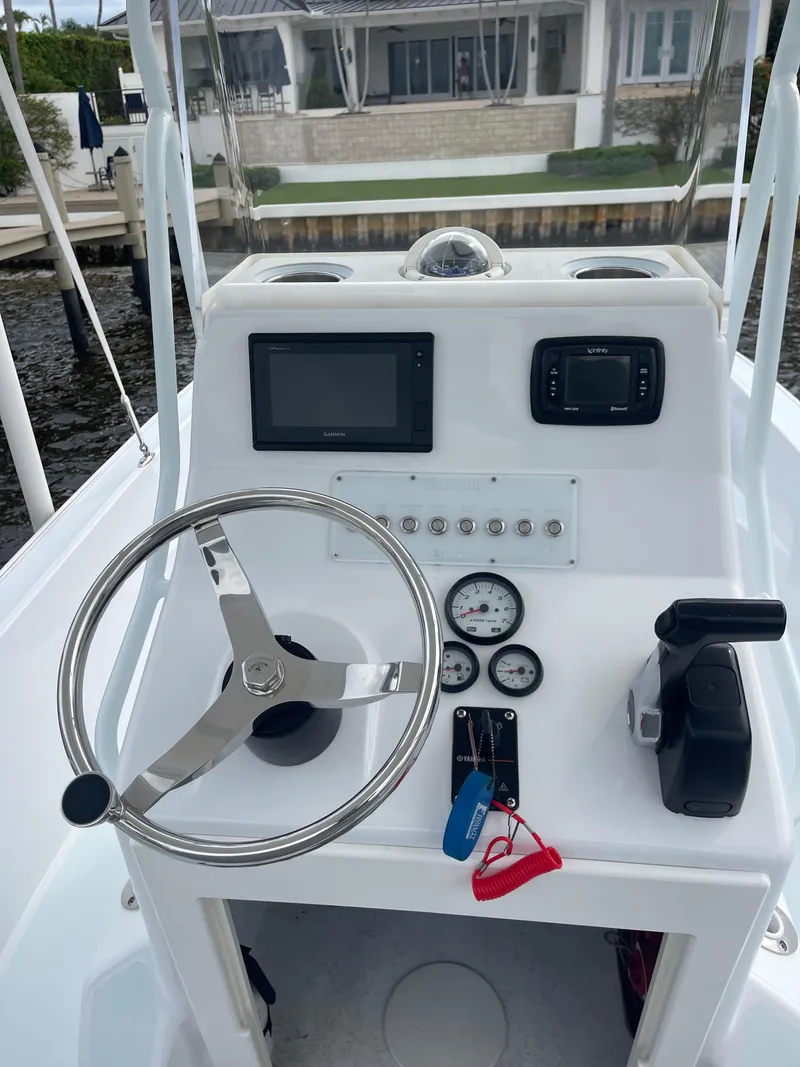 Slide: The Image of Boston Whaler Custom 1989 - 5