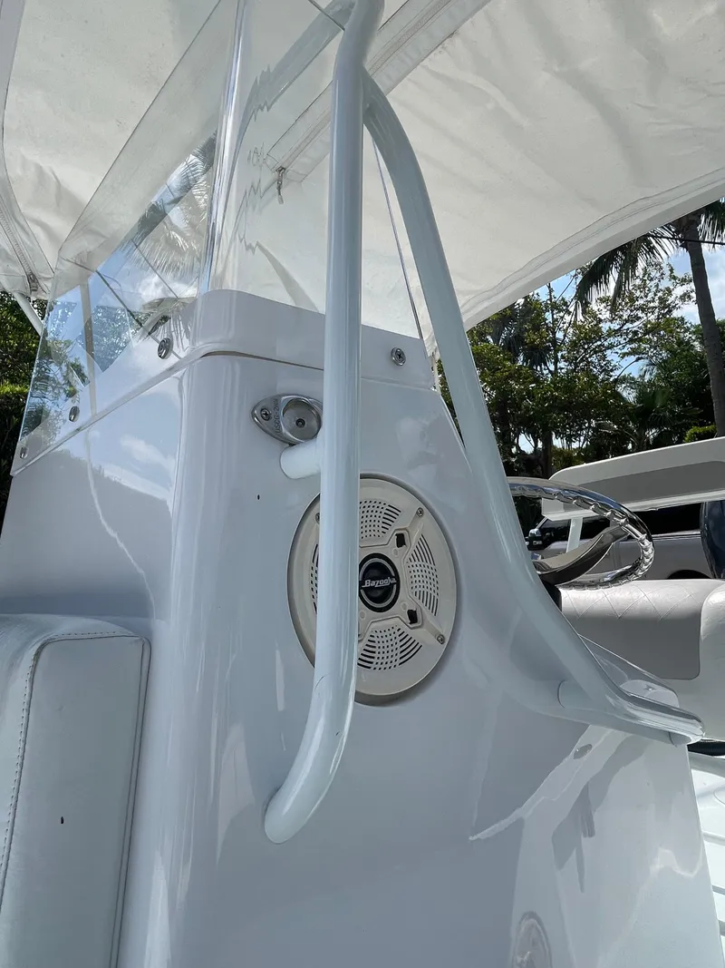 Slide: The Image of Boston Whaler Custom 1989 - 7