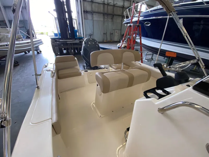 Slide: The Image of Scout 195 Sportfish 2025 - 9