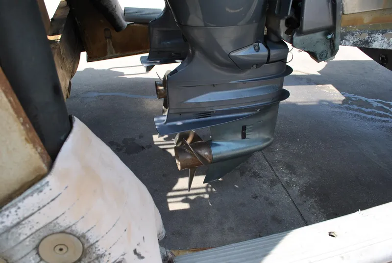 Slide: The Image of 1987 Halter 31 LAFITTE SKIFF boat engine and propeller close-up. - 20