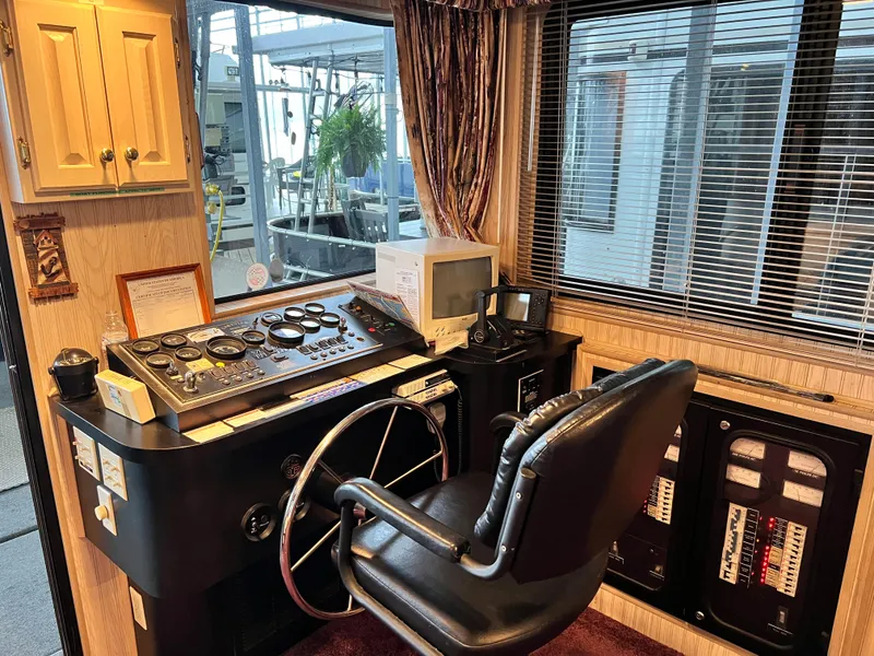 Slide: The Image of Lakeview 79 x 18 Houseboat 1997 - 14