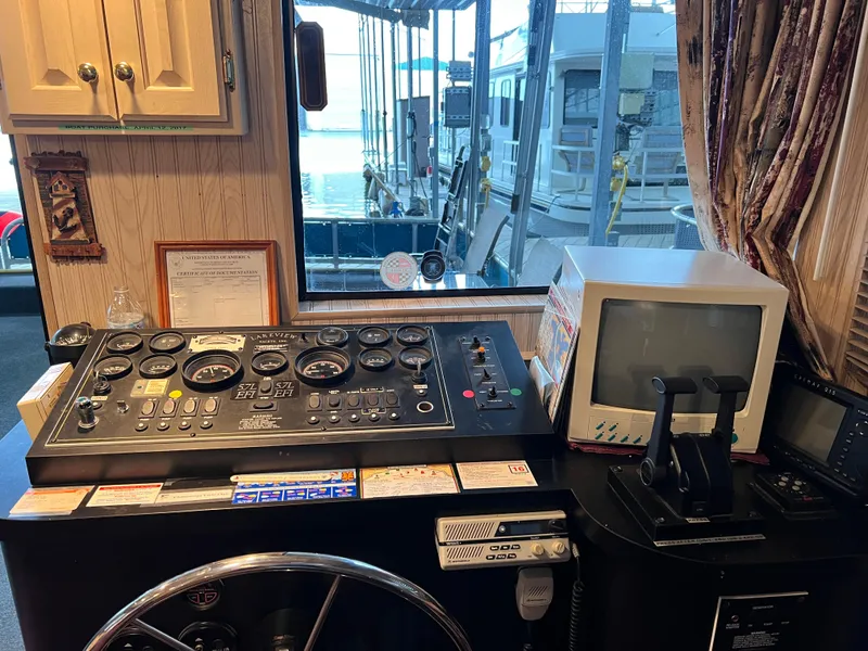 Slide: The Image of Lakeview 79 x 18 Houseboat 1997 - 15