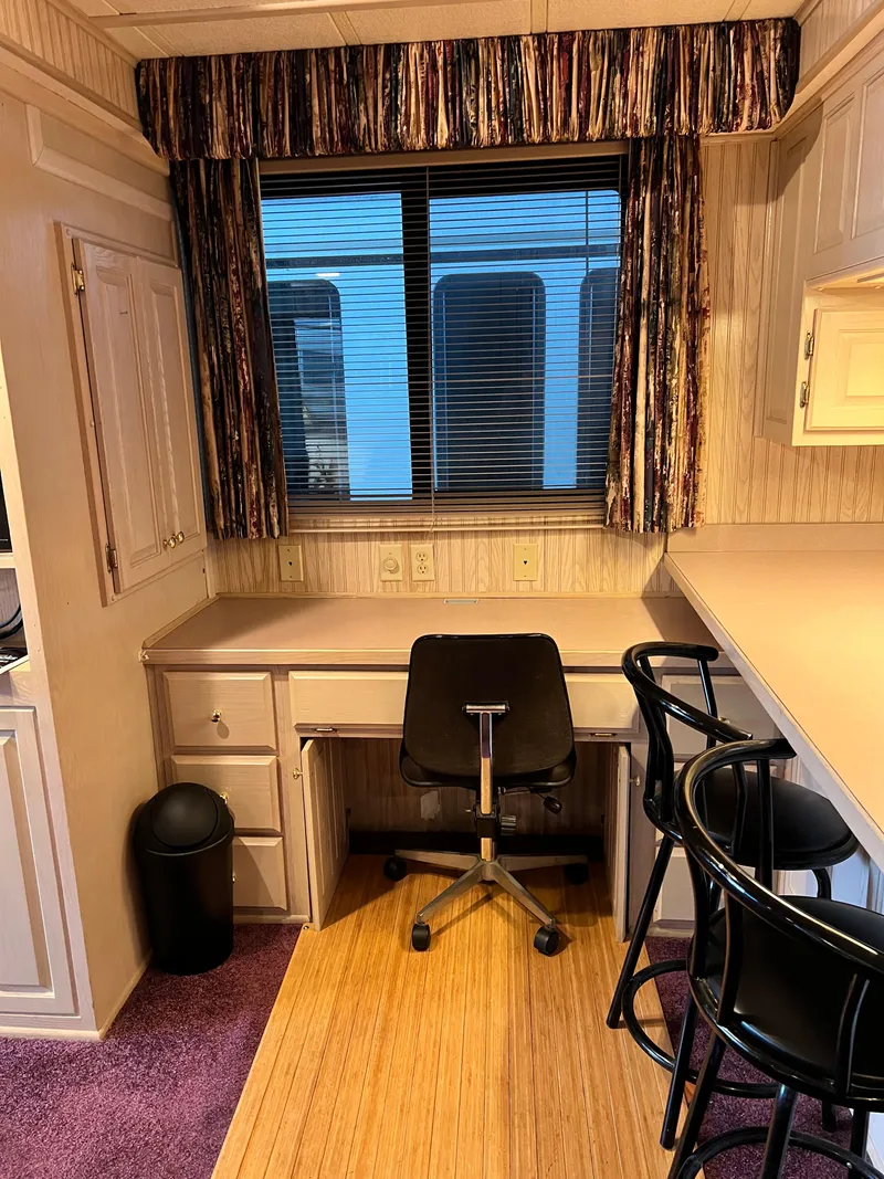 Slide: The Image of Lakeview 79 x 18 Houseboat 1997 - 20