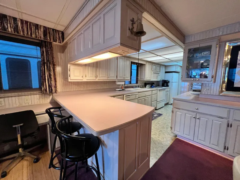 Slide: The Image of Lakeview 79 x 18 Houseboat 1997 - 21