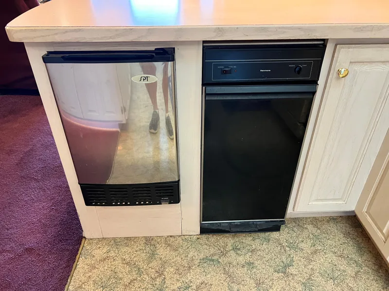 Slide: The Image of Lakeview 79 x 18 Houseboat 1997 - 24