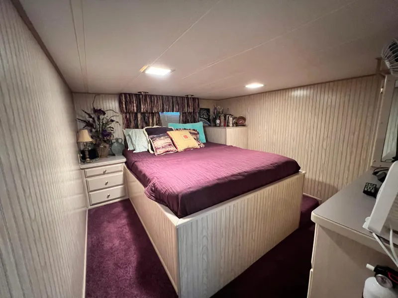 Slide: The Image of Lakeview 79 x 18 Houseboat 1997 - 27