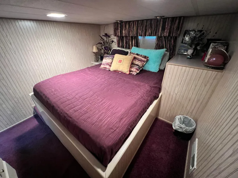 Slide: The Image of Lakeview 79 x 18 Houseboat 1997 - 29