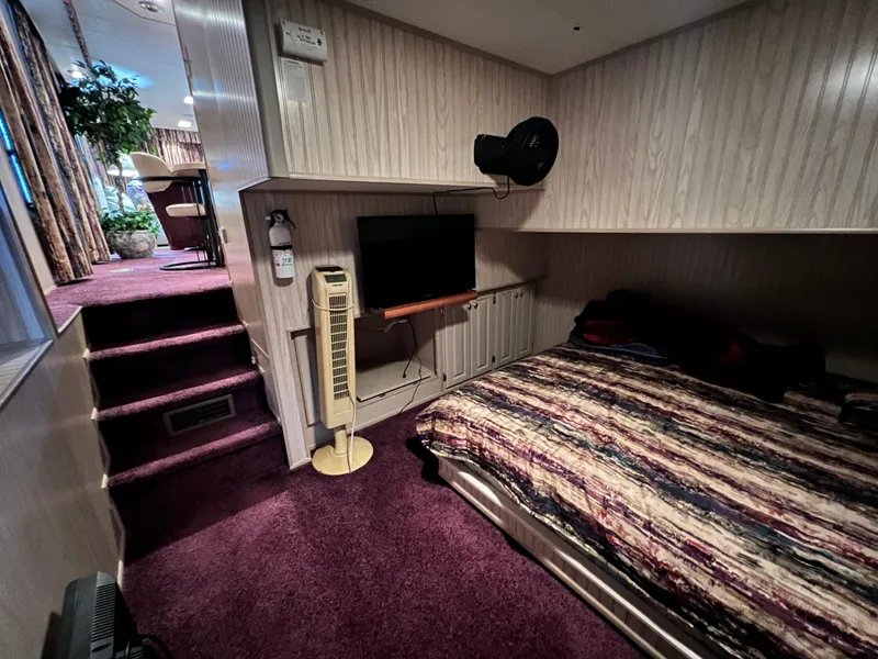 Slide: The Image of Lakeview 79 x 18 Houseboat 1997 - 34