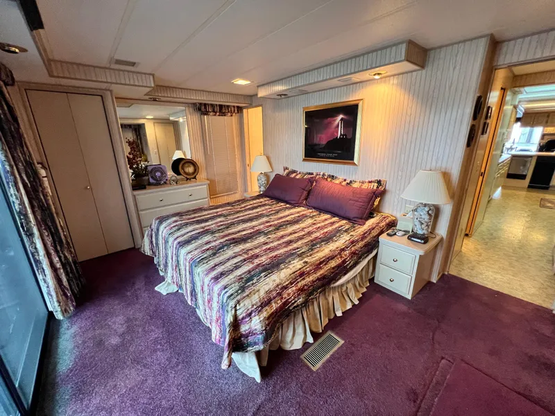 Slide: The Image of Lakeview 79 x 18 Houseboat 1997 - 37