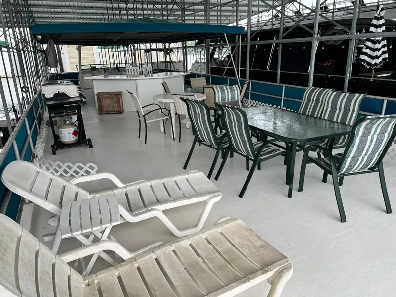 Slide: The Image of Lakeview 79 x 18 Houseboat 1997 - 45