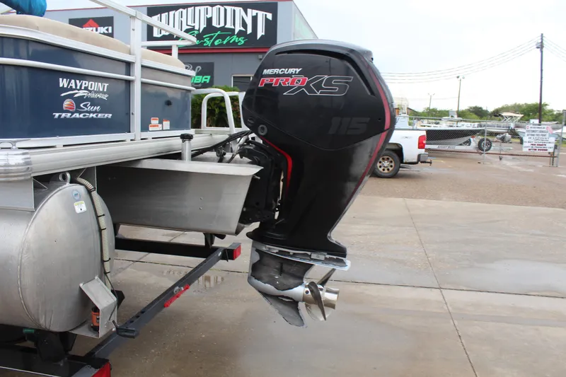 Slide: The Image of 2019 Sun Tracker Fishin' Barge 22 DLX with Mercury Pro XS outboard motor. - 8