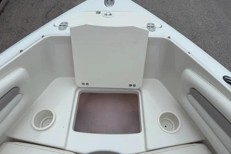 Slide: The Image of 2003 Stingray 200LX boat interior with cup holders and storage compartment. - 21