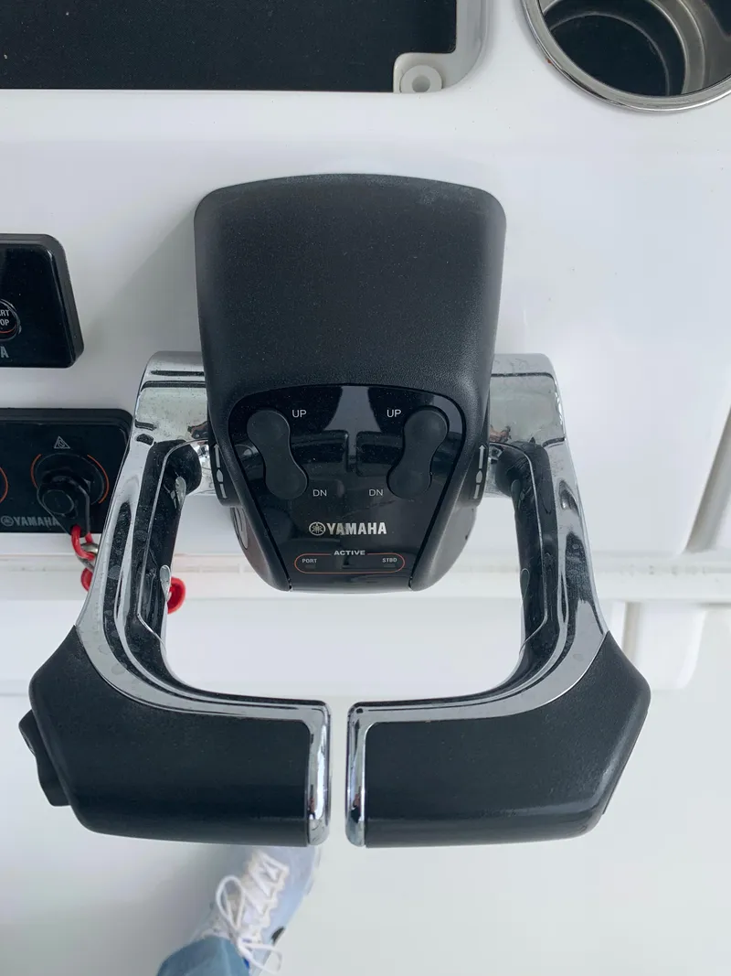 Slide: The Image of Yamaha throttle control on 2019 Regulator 31 FS boat dashboard. - 19