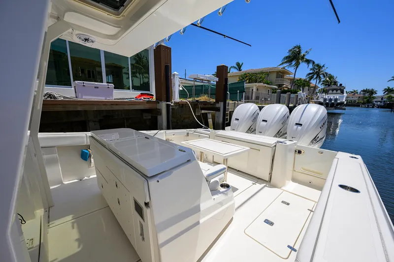 Slide: The Image of Pursuit 37 REEL DEAL - Cockpit & Engines - 24