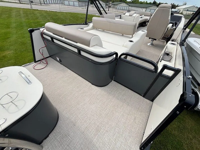 Slide: The Image of 2025 Avalon Catalina Platinum Versatile Rear Lounger 2585 6 - 6