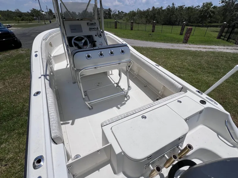Slide: The Image of 2005 Hydra-Sports Vector 2400 CC boat with center console and spacious deck layout. - 11