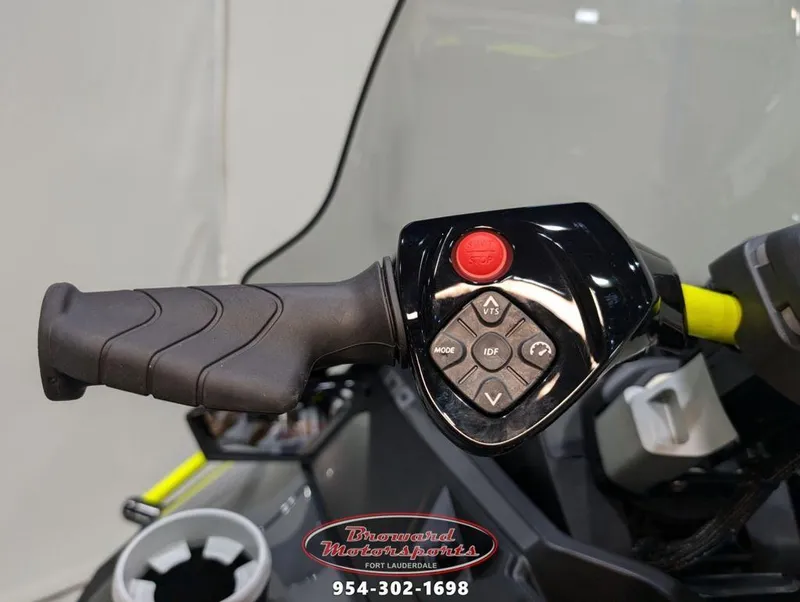 Slide: The Image of Sea-Doo Explorer Pro® 170 2025 - 23