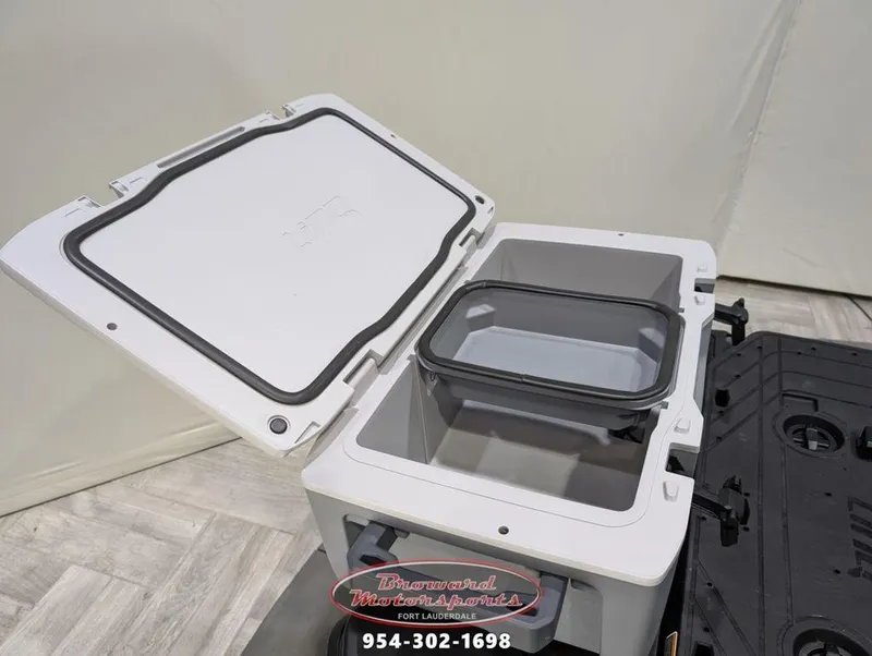 Slide: The Image of Sea-Doo Explorer Pro® 170 2025 - 9