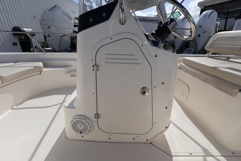 Slide: The Image of Boston Whaler 170 Montauk 2026 - 8