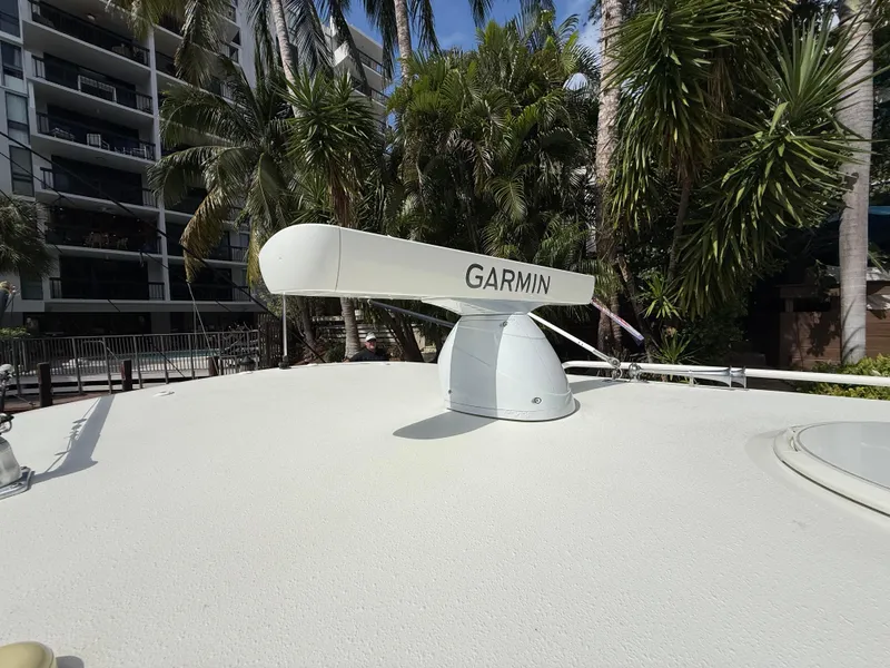 Slide: The Image of Garmin radar on 2008 Hydra-Sports Vector 3500 VX boat, surrounded by tropical foliage. - 45