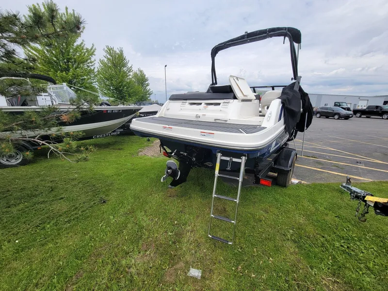 Slide: The Image of Bayliner VR5 Bowrider I/O 2020 - 10