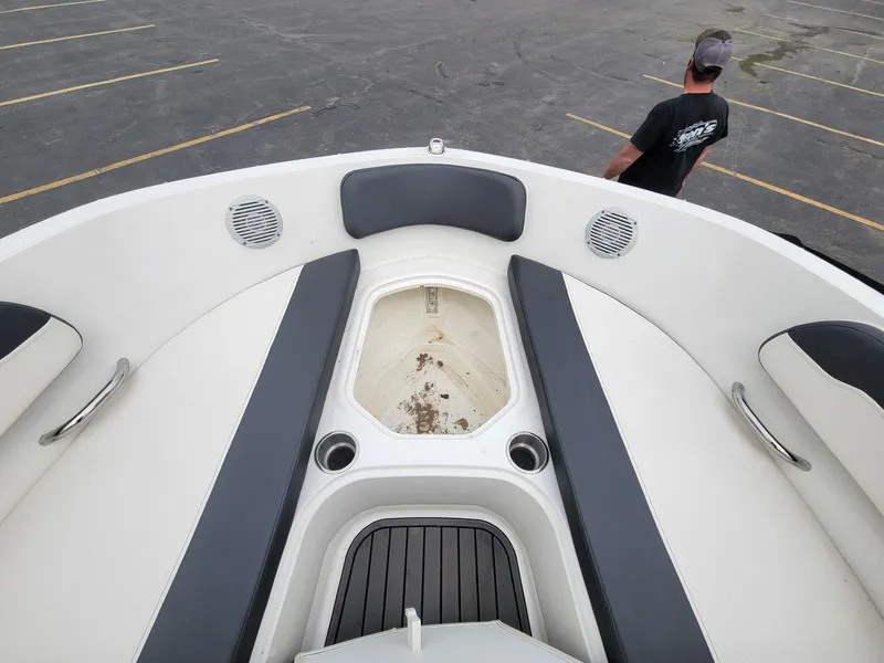 Slide: The Image of Bayliner VR5 Bowrider I/O 2020 - 12