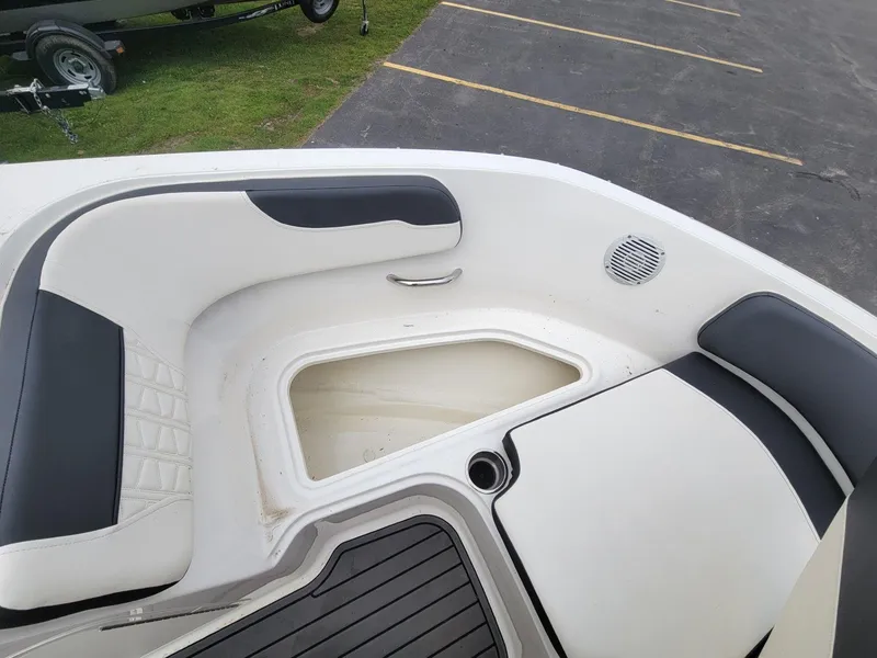 Slide: The Image of Bayliner VR5 Bowrider I/O 2020 - 13