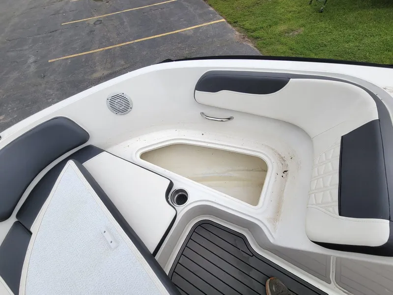 Slide: The Image of Bayliner VR5 Bowrider I/O 2020 - 14