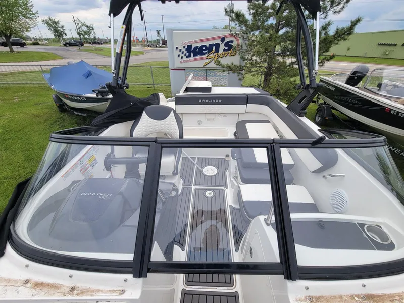 Slide: The Image of Bayliner VR5 Bowrider I/O 2020 - 15